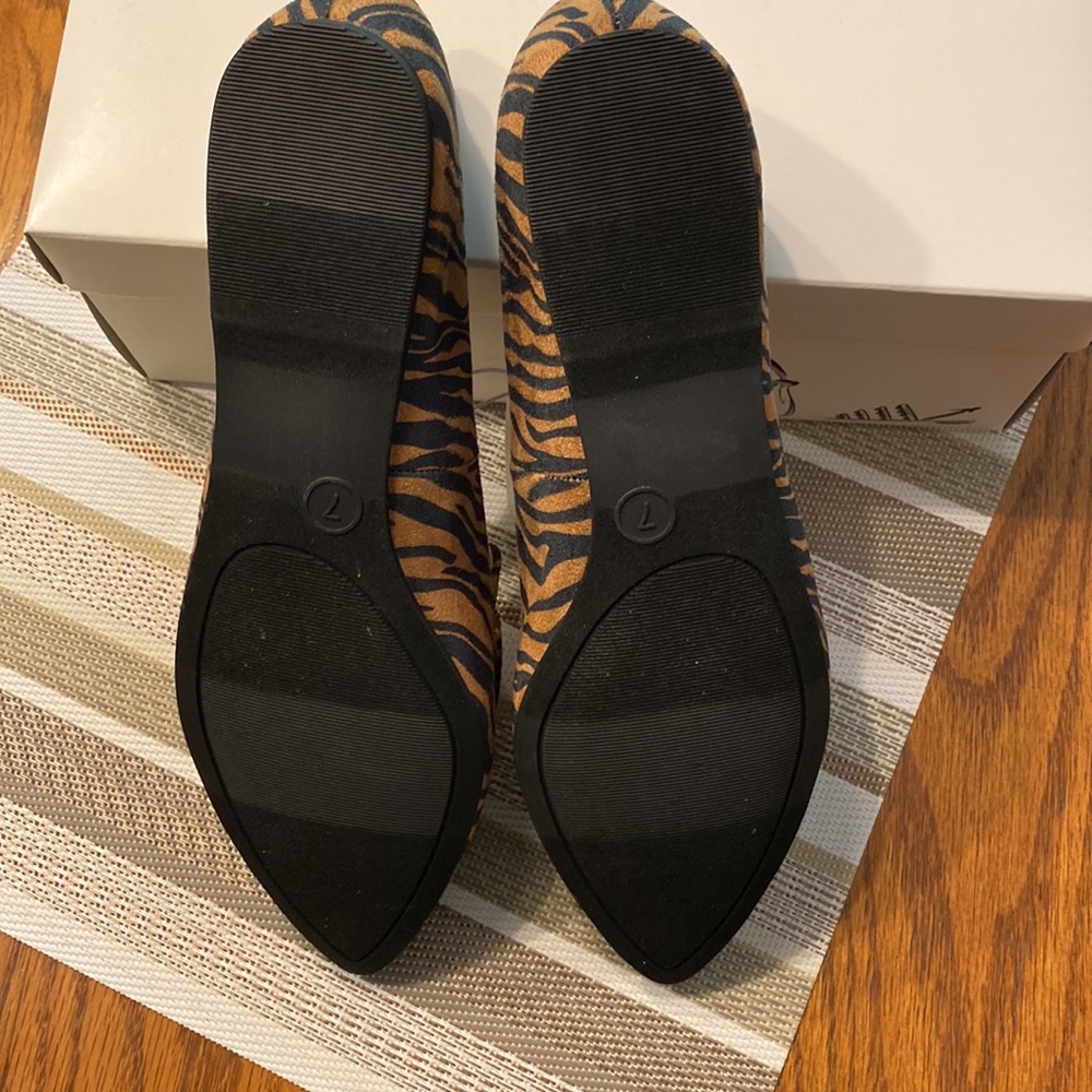 A new day - light brown/Micah tiger print flats with memory foam cushioning - Picture 6 of 10